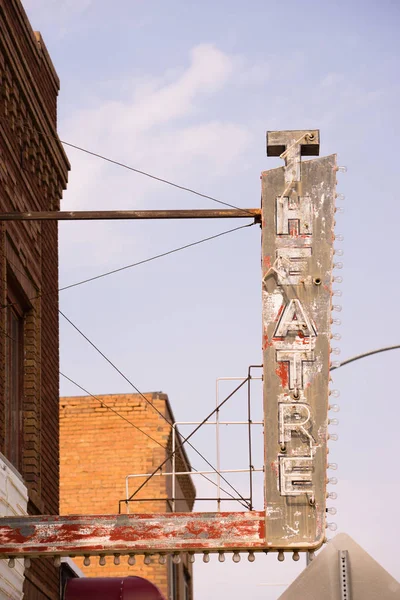 Alte vertikale Komposition Metall-Neon-Theater-Reklame gegen blauen Himmel — Stockfoto