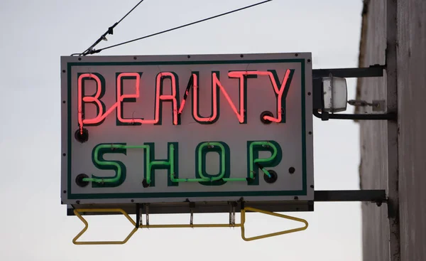 Régi kis város Neon szépségszalon jel Vintage jelzések — Stock Fotó