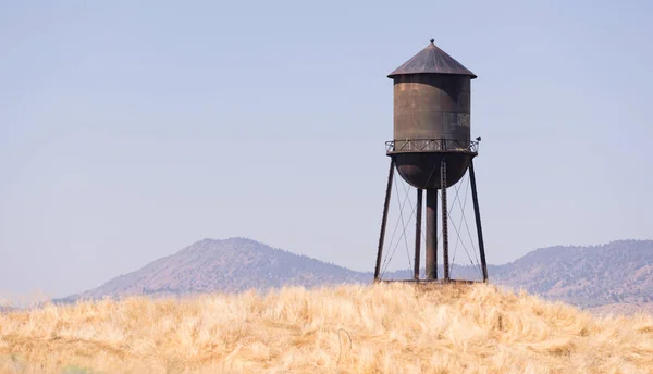 Torre de armazenamento de água branca e azul preta bonita — Fotografia de Stock