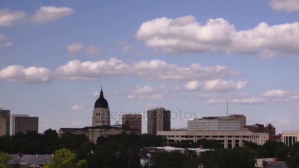 Topeka Kansas Capital Building Grounds Downtown City Skyline Nubes pasando — Vídeo de stock