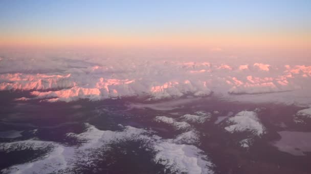 兰格尔山日落阿拉斯加阿拉斯加海湾上空飞 — 图库视频影像