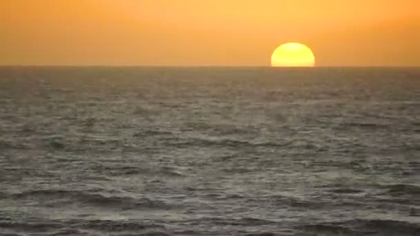 太平洋のサンセット オレンジ色の太陽雲一つない空波高速モーション — ストック動画