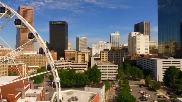 Nappali kék ég belvárosi Atlanta óriáskerék — Stock videók