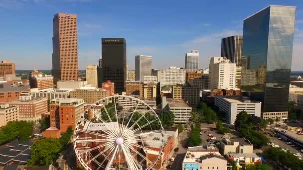 Nappali kék ég belvárosi Atlanta óriáskerék — Stock videók
