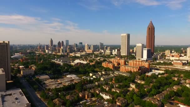 Skyline de Wide antena Atlanta Geórgia Rush hora tráfego no centro da cidade — Vídeo de Stock