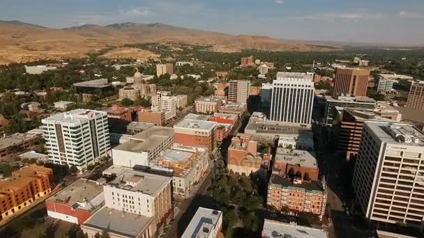 Над центром города Бойсе Айдахо — стоковое видео