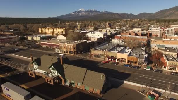 Зимний Flagstaff Arizona City Center Downtown Aerial Footage — стоковое видео
