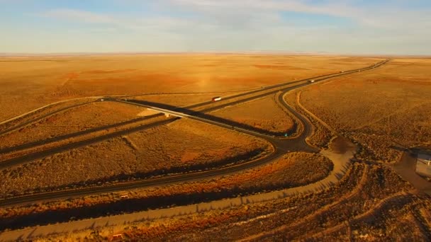 Golden Sunset Highway corta através da paisagem do deserto — Vídeo de Stock