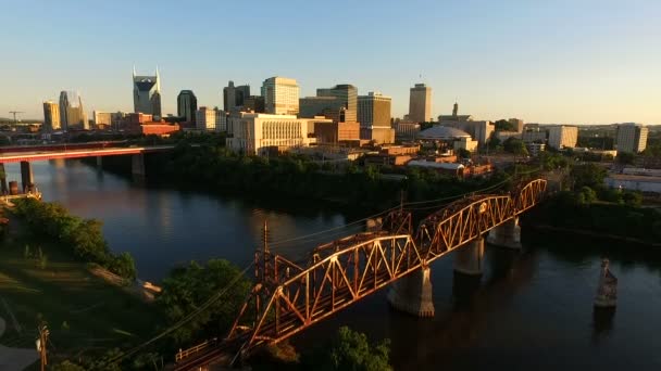 Rivier van de Cumberland van het platform van de Skyline van Nashville Tennessee centrum stad — Stockvideo