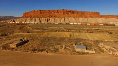 Yük treni New Mexico yerleşim çöl manzarası kayalık Butte