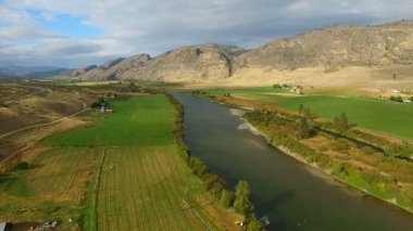 Omak tarım arazileri eteklerinde Okanogan nehir Highlands Washington eyaleti