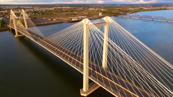 Облака Вантовый мост между городами Колумбия Река Кенневик Паско Вашингтон — стоковое видео