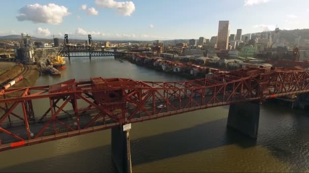 Solen inställningen på Portland över floden Willamette — Stockvideo