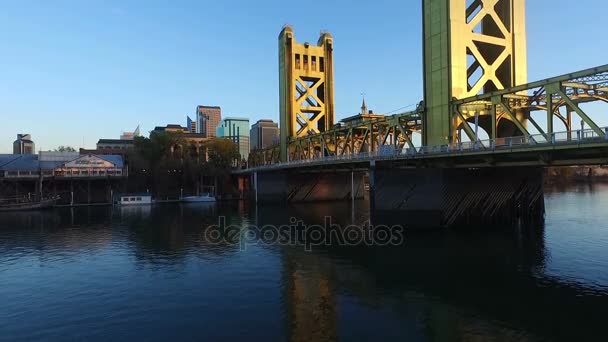 Tower Bridge Σακραμέντο ποταμό πρωτεύουσα πόλη Καλιφόρνια στο κέντρο της πόλης στον ορίζοντα — Αρχείο Βίντεο