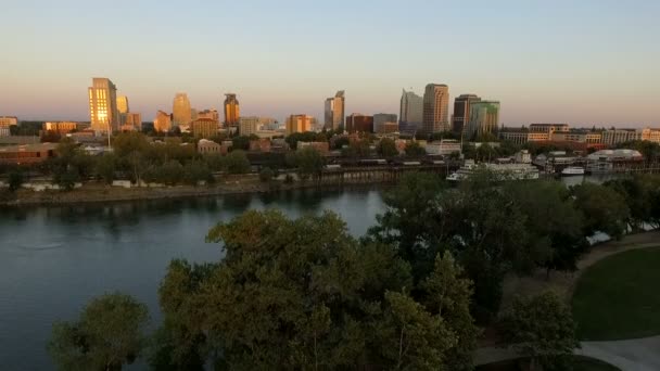 Horizonte de centro urbano de la ciudad de ciudad de Capital de Río de Sacramento California — Vídeo de stock