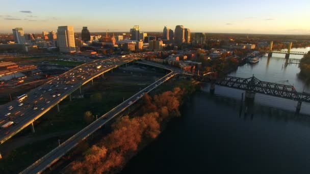 De Skyline van de binnenstad stedelijke stad van de Sacramento rivier hoofdstad Californië — Stockvideo