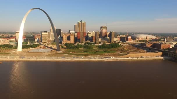 St Louis Downtown City Skyline Gateway Arch Paisaje urbano del Medio Oeste Río Mississippi — Vídeo de stock