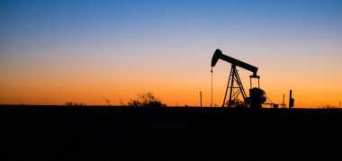Texas petrol pompa Jack Fracking ham ayıklama makinesi günbatımı