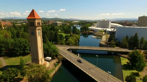 Vista aérea Spokane Downtown Riverwalk Road Crossing Clock Tower — Vídeos de Stock
