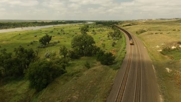 Τρένο άνθρακα πλησιάζει Midwest Νεμπράσκα ποταμού χώρα μεταφορά — Αρχείο Βίντεο