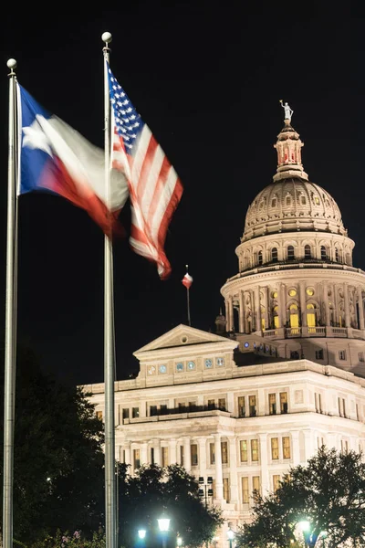 Vlaggen Fly Night Falls Austin Texas hoofdstad gebouw Motion — Stockfoto