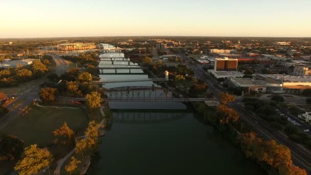 Στον ορίζοντα Brazos ποταμό γέφυρες εναέρια Γουάκο Τέξας στο κέντρο της πόλης — Αρχείο Βίντεο