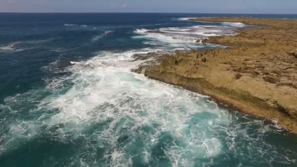 波クラッシュ太平洋海海岸嵐の醸造 — ストック動画