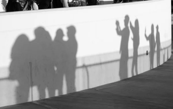 Sombras turísticas tomando fotos en Los Angeles Landmark — Foto de Stock