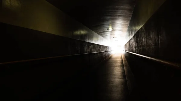 Longa luz de corredor no final do túnel — Fotografia de Stock