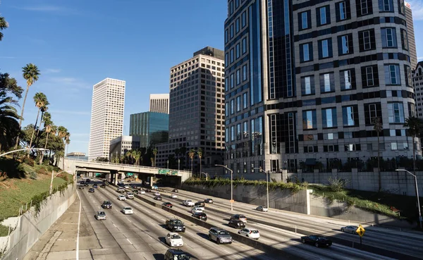 ロサンゼルスのダウンタウンへカリフォルニアの休日高速道路交通 — ストック写真