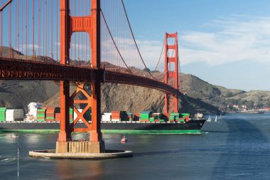 Konteyner gemisi ithal ürünler Golden Gate Köprüsü San Francisco getiriyor