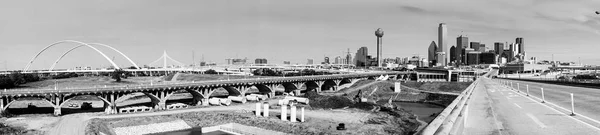 Traversées panoramiques du pont du bassin de la rivière Trinity Dallas Texas Skyline — Photo