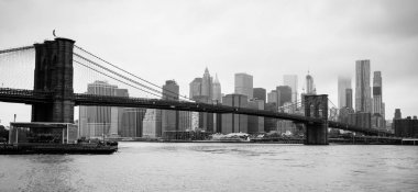 Brooklyn Köprüsü'nün New York City East River'da Manhatten