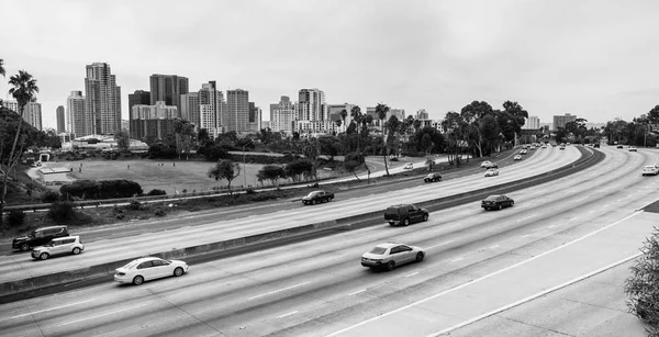 Automobily přesunout i-5 centra San Diegu Kalifornii Panorama dopravě — Stock fotografie