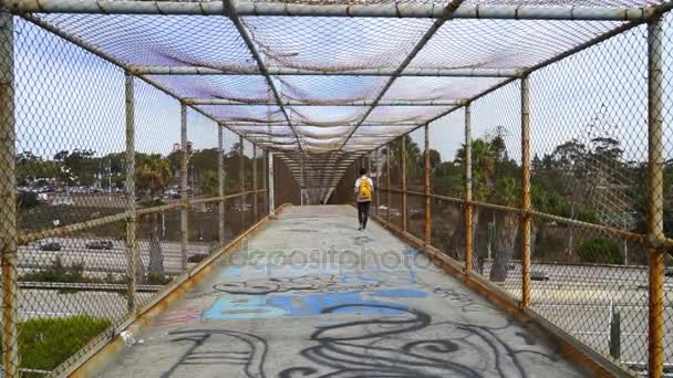 Mann Läuft Über Fußgängerbrücke Der Innenstadt — Stockvideo