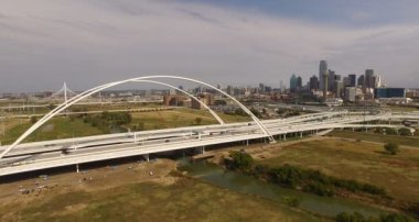 Trinity Nehri şehir üzerinde köprü Dallas Texas Kentsel şehir altyapı mimarisi