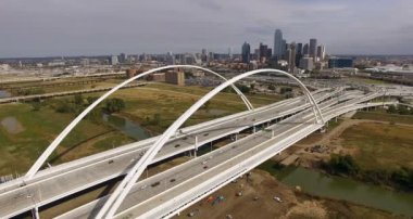 Trinity Nehri şehir üzerinde köprü Dallas Texas Kentsel şehir altyapı mimarisi