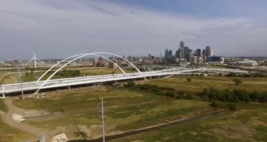 Trinity Nehri şehir üzerinde köprü Dallas Texas Kentsel şehir altyapı mimarisi