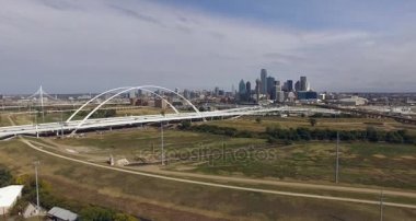 Trinity Nehri şehir üzerinde köprü Dallas Texas Kentsel şehir altyapı mimarisi