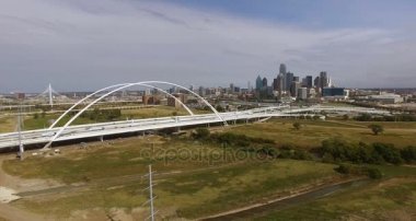 Trinity Nehri şehir üzerinde köprü Dallas Texas Kentsel şehir altyapı mimarisi