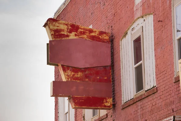 Abandonado comercial edifício espaço desgastado sinal pintado — Fotografia de Stock