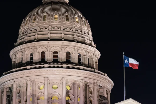 Lonestar staat Texas vlag Flying nacht Austin hoofdstad gebouw — Stockfoto