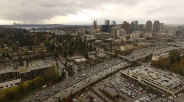 Bellevue Washington şehir manzarası I-405 Interstate Highway acele saat