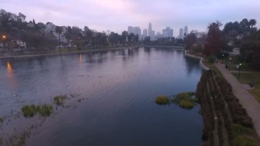 Los Angeles yerel Park Lake acele saat trafik şehir şehir manzarası sis