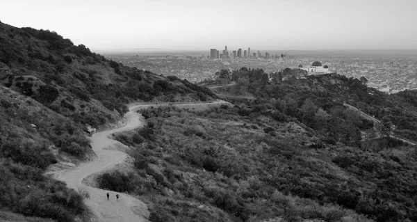 Lidé Trail Dante je zobrazení Hollywood Hills Los Angeles, Kalifornie — Stock fotografie