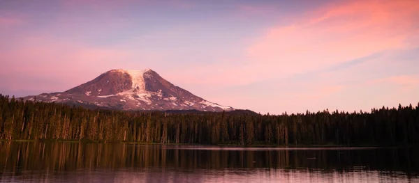 マウント ・ アダムス Takhlakh 湖の基地の近くの穏やかな夏の日 — ストック写真