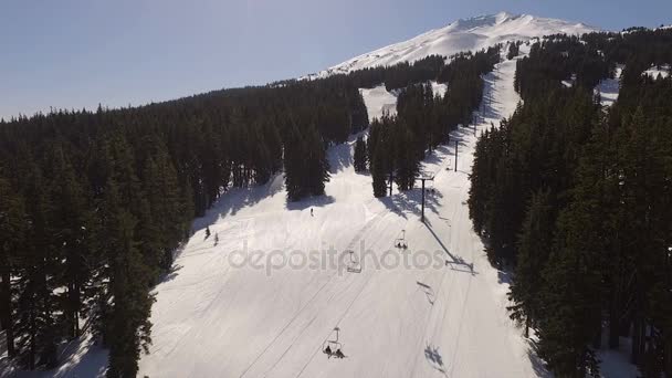 空撮マウント バチェラー スキー スロープ リフト オレゴン州上空 — ストック動画