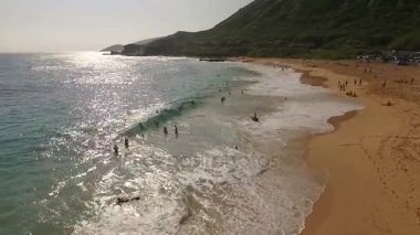 Sörf dalgalar çökmesini North Shore Pasifik Okyanusu Oahu oynayanlar