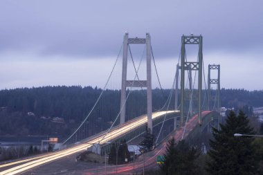 Commutters seyahat sırt ve ileri Tacoma Narrows köprüler Tacoma