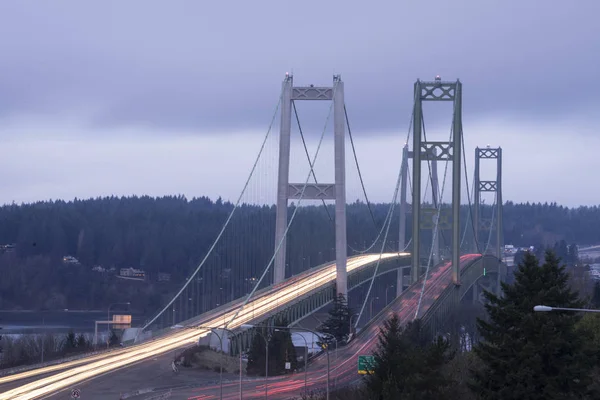 Commutters seyahat sırt ve ileri Tacoma Narrows köprüler Tacoma